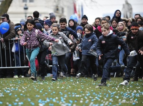 Children collect Easter eggs in a park in Brussels, Belgium, March 31, 2013. 10 parks in Brussels held Easter egg hunt event on Sunday. (Xinhua/Ye Pingfan) 